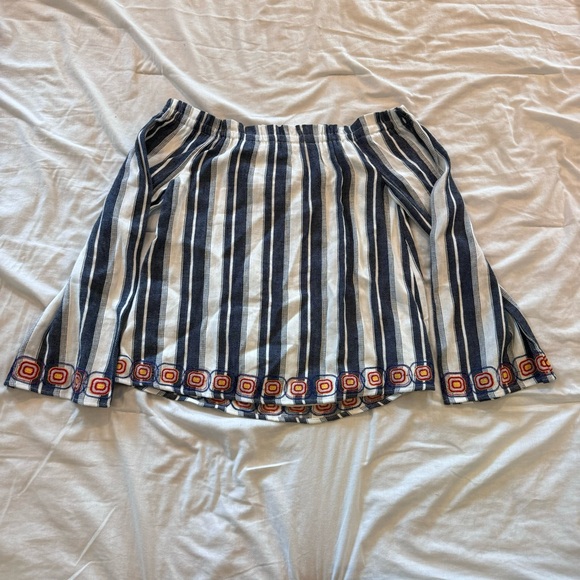 J.O.A. Los Angeles Off Shoulder Embroidered Top. Size S - Picture 4 of 5